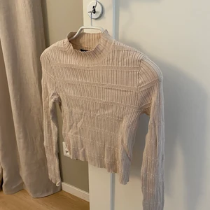 Tröja från Bikbok - Aldrig använd, Storlek S men passar även XS. Köparen står för frakt & betalning sker via Swish. Kan även mötas upp i Umeå