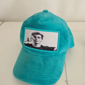 Emilio pandeza keps - Inte för mig  för färgglatt 😀 jag fattar ej plicks regler med betalning men skriv  till mig på snap så går allt snabbare Tomasoleo Tomas 