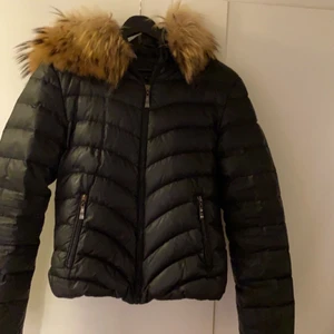 Chelsea vinter jacka äkta päls - Jag säljer mig Chelsea jacka då den är för liten , den är hel bara att det är hål inuti fickan som går att sy igen enkelt , skriv privat för mer info/bilder, pris går att diskutera 🥰🥰