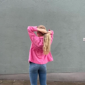 Rosa jeansjacka  - Sprillans jacka från Gina, jättefin rosa 💖💖💖