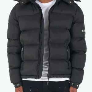 NVLTY jacka storlek L - Helt ny jacka säljer den för att den inte passar mig. Totalt blev de 2200 kr med Tull. Skick 10/10 helt ny allt finns kvar. För bilder skriv gärna. Kan träffas (Stockholm) eller fraktas.