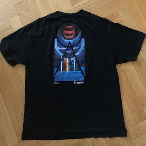 Primitive t shirt - Svart baggy primitive t shirt i storlek XL, väldigt baggy, snyggt tryck på ryggen