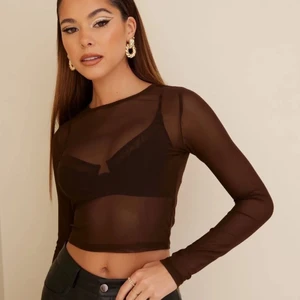 FEST TOPP NELLY - Säljer detta plagg då jag råka beställa fel storlek, aldrig använd och super fin. Köpt för ca 180kr. (Den är svart, och inte brun som bilden från hemsidan) Köparen står för frakten📦💞