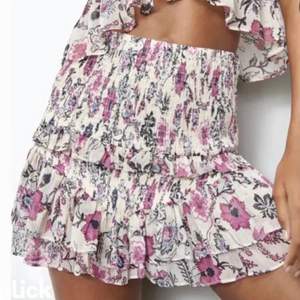 Någon som säljer denna kjol i s eller xs? Eller om någon skulle vilja byta denna kjol i M mot samma kjol i antingen s eller xs? 💕