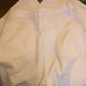 Vita vida jeans från hm💕 Jättefina och i bra skick, endast använt några ggr vita byxor är inte riktigt min stil