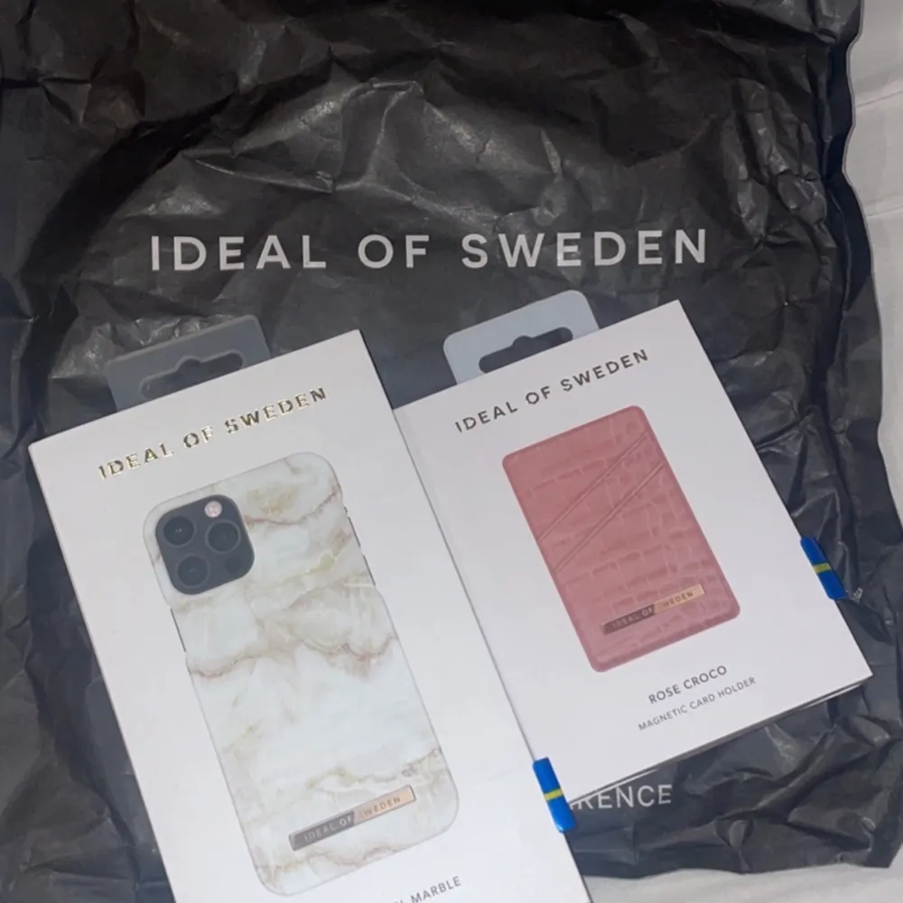 Skal och korthållare från ideaofsweden. Helt oanvända med förpackning kvar! Säljer då jag råkade beställa dubbelt! Men säljer för halva priset💗 Mobilskalet - 199kr nypris 400kr Korthållaren- 149kr nypris 300kr Paketpris- 300kr nypris 700kr💗 . Övrigt.