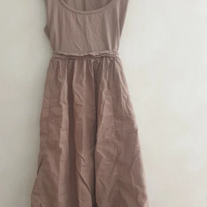 Klänning - Klänning, utanpå klänning.  Ursäkta att jag inte strukit den men du får den nästan gratis. Knytbandet går runt hela linninglinjen. 💕