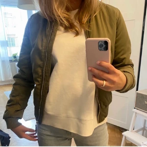 Bomberjacka  - Så snygg grön bomberjacka 💚 från lager157 strl xs, fint skick då den knappt är använd! Frakt 66kr eller möts upp i Stockholm.