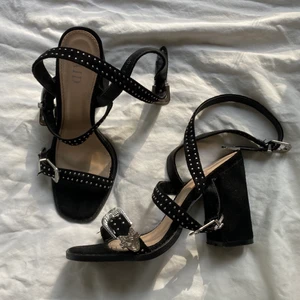 Klackskor  - Jättesnygga klackskor, endast använda en kväll. Sista spännet går upp lite längs ankeln, jättefint verkligen. 