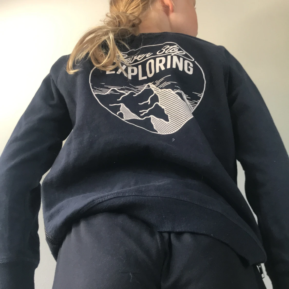 Jag säljer dom här huvtröjorna! - 90