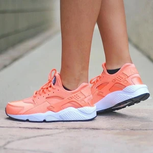 Nike Huarache 38,5 - Använt skorna max 2 gånger.  Jättefin rosa/neon färg, eller lite som korall. Svårt att säga 🤭 Men är som nya!  Kan posta men då står du för frakten.  (Låda finns)