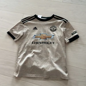 Manchester United tröja - Ålder 11-12 år  Storlek 150 cm Tröjans ålder 3 år gammal Lite trasiga bokstäver