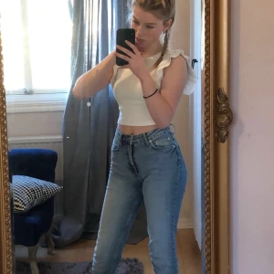 Zara jeans💗 - Boot cut zara jeans med slits längs ner. Mycket fina och bra skick säljs då dom blivit för små. Storlek 32 och i bra längd/ lite lite långa på mig som är 163/164