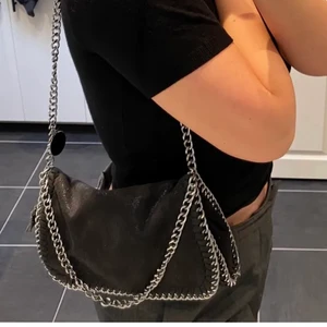 Väska  - Intressekoll på denna väska, en liknande Stella McCartney väska. Köpt av en annan här på plick men väskan är i fink skick och alla dragkedjor fungerar utan problem! Kom med bud! Postas med spårbar frakt för 66kr