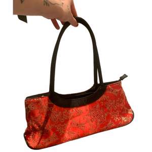 Jätte söt röd handväska, använt mycket och älskar men är i väldigt bra skick 