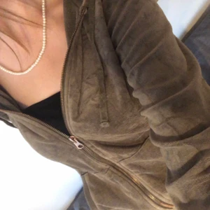 Vintage 🤍Happy Holly🤍 kofta  - Vintage  𝓗𝓪𝓹𝓹𝔂 𝓗𝓸𝓵𝓵𝔂 kofta i storlek 32/34. Super söt kofta som påminner lite om Juicy Couture koftorna. Koftan är mörkgrön men ljuset gör att den ser lite brunaktig ut på bilden. Köparen står för frakten 💕