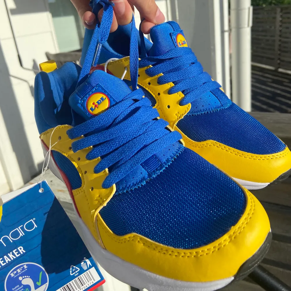 Oerhört efterfrågade sneakers från Lidl! Vart runt i sju Lidl butiker i Italien innan jag hittade dem! Helt oanvända med lappen kvar! Pris går att diskuteras🫶. Skor.