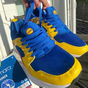 Oerhört efterfrågade sneakers från Lidl! Vart runt i sju Lidl butiker i Italien innan jag hittade dem! Helt oanvända med lappen kvar! Pris går att diskuteras🫶