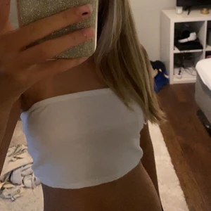 Band lös topp 💘 strl S  - Jätte fin vit band lös topp, säljer för att den inte kommer till så mycket användning💓💓strl S men kan funka som M oxå! köpt för 150 — start pris 90kr, köpa direkt diskuteras!💞