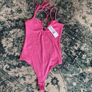 Finaste bodyn - Jättefin body med lapparna kvar. Har endast testat den då jag insåg att den inte var något för mig ❤️ Jag upplever att den är stor i storleken så mer som en Xs. 