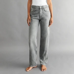 Grå jeans  - Säljer mina grå jeans i stl 36 ifrån ginatricot, jeansen är i nyskick och har endast använt jeansen 2-3 gånger. Säljer för 150kr+frakt❤️❤️(jag är 170 och jeansen går ner till mina hälar)