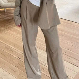 Beiga kostymbyxor  - Säljer mina kostymbyxor från Matilda djerf. Dessa är aldrig använda och är därför i nyskick. Orginalpris är 1499kr, men säljer för 1000kr! Är i storlek S men passar även mig som brukar ha M! Hör av er vid intresse!