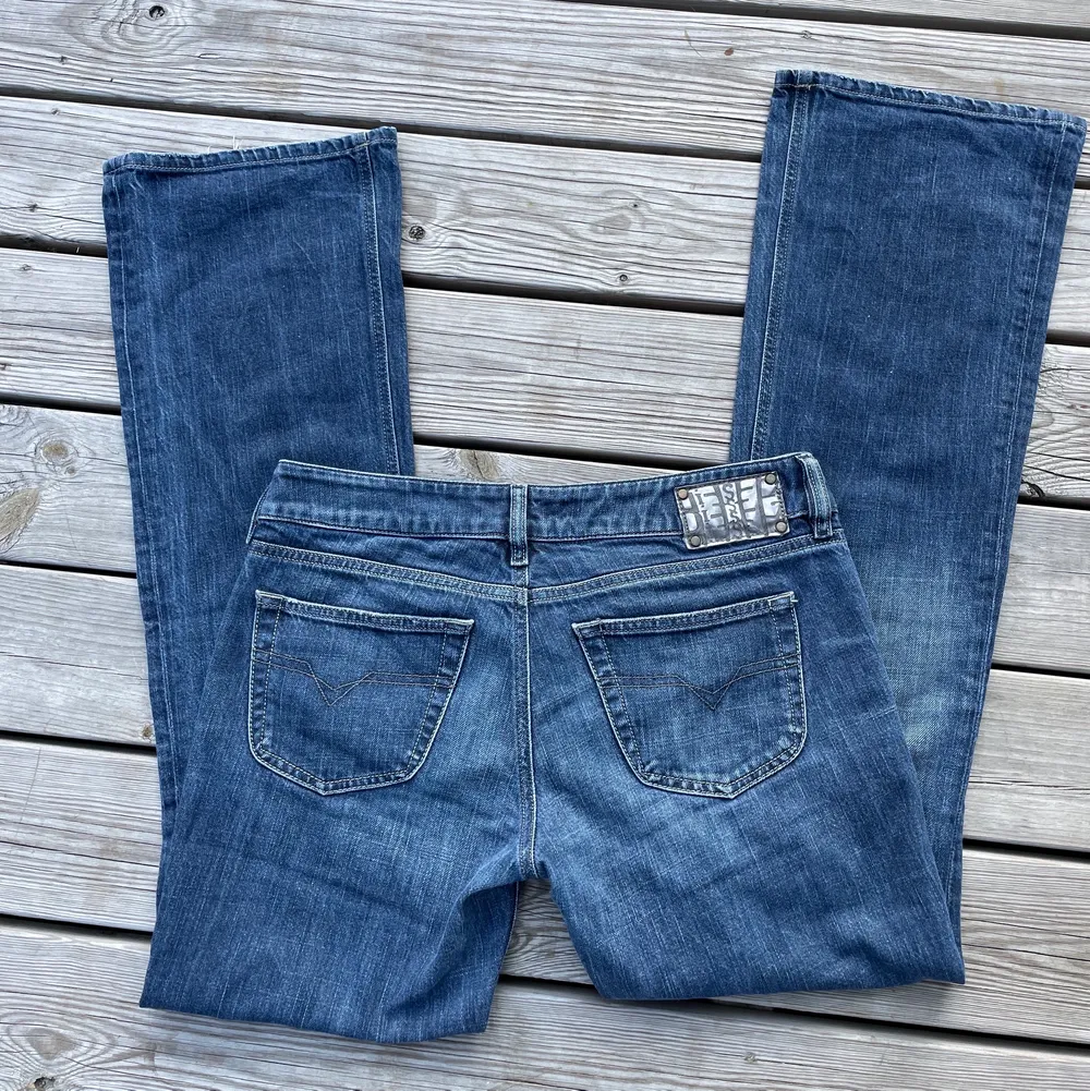 Lågmidjade jeans från Diesel i flare modell! Skulle vilja behålla själv men va för små i höfterna, har därför inga bilder hur de sitter på tyvärr:/ Skulle säga att de passar s/liten m!! Buda och höj med minst 10kr varje bud!!💙. Jeans & Byxor.