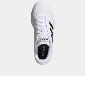 Adidas skor - Hej:) Säljer ett par adidas skor andvända 2 gånger men för stora för mig:( jätte bra skick!! Storlek 44-45 kan passa 46 