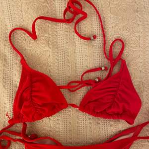 Jättefin röd bikini med scrunch på underdelen, från Nelly.  Storlek S på toppen och storlek M på underdelen.