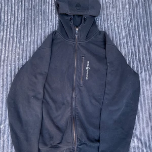 Sail racing zip tröja - Säljer denna sail racing zip hoodien! Jättefin tröja som aldrig kommer till användning!💞 säljer för 250kr men priset kan diskuteras❤️ frakten står köparen för!