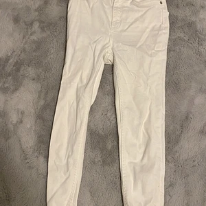 Vita jeans - Ett par tajta vita jeans. 