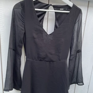 Klänning - Svart superfin klänning med öppen rygg från bikbok