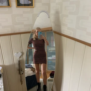 H&M klänning - H&M klänning köpt för många år sedan men aldrig använd då den är lite för kort. Jag är 175 och den blir lite kort för mig. Storlek 36. 