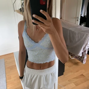 Topp  - Säljer min topp från hm  Inte använd mycket Säljer då jag har många toppar  Skriv vid intresse🌸🌸