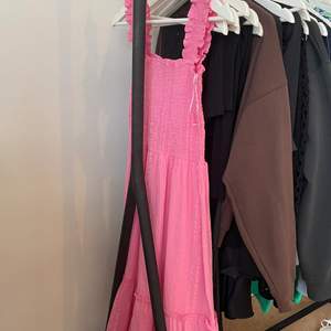 Rosa långklänning köpt på Cubus förra sommaren men helt oanvänd, säljer då den inte kommit till användning 💓💗💖💘 (sista bilden är inspiration)