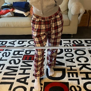 HM pyjamasbyxor  - lite pösiga, sköna pyjamasbyxor. ett halvår gamla o använt lite till o från. lappen är bortklippt så vet ej exakt storlek, men tror S eller M står ej för frakt! 