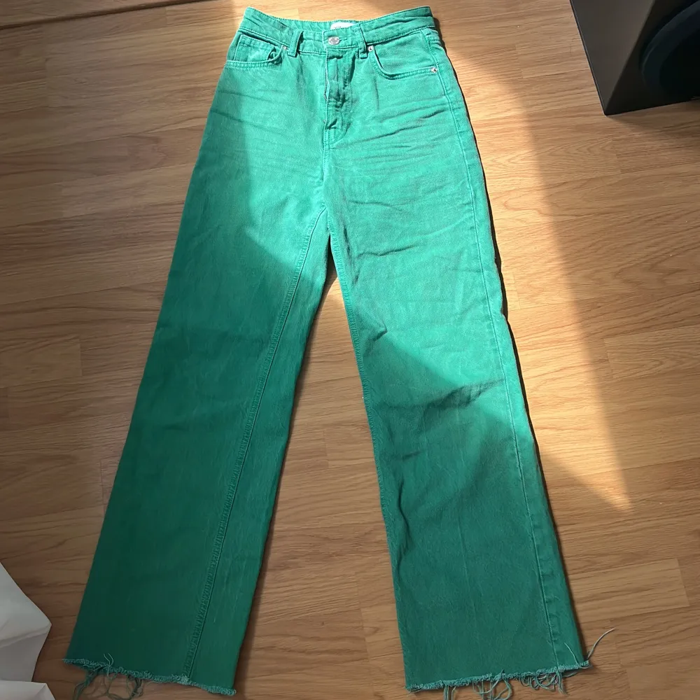 Ett par gröna zara byxor, jätte fina, bara änvända två gånger. Jeans & Byxor.