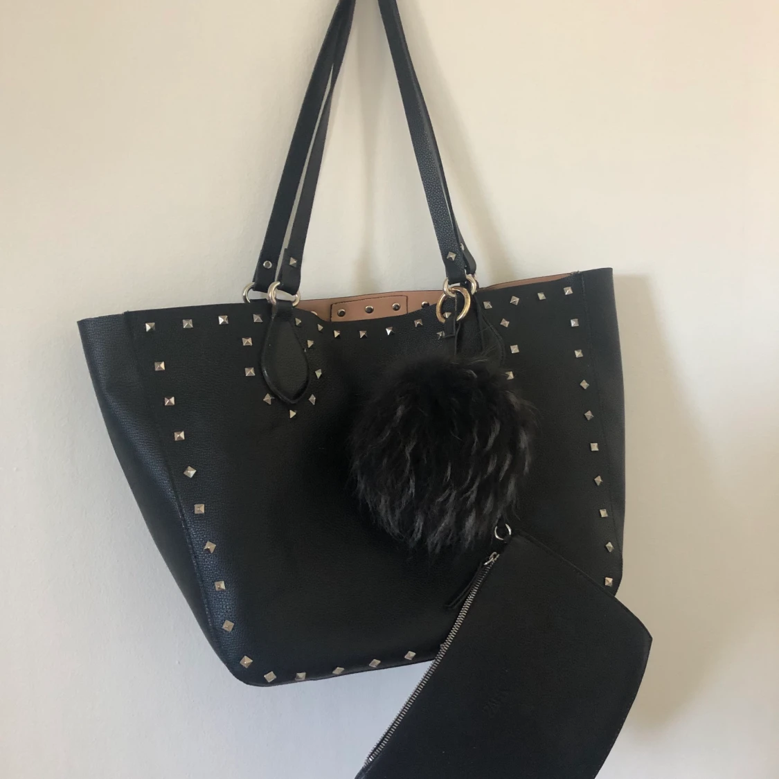 Handväska med fluffboll - 90