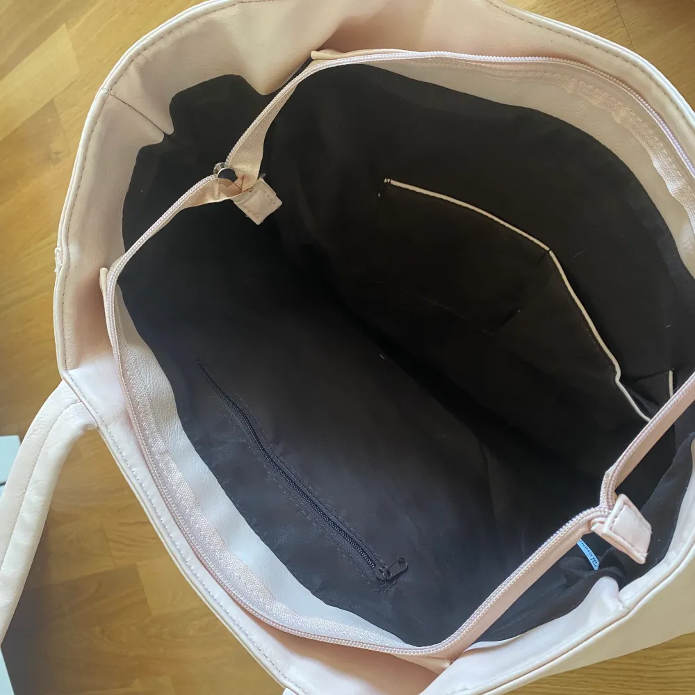 En stor & rymlig rosa Tessie väska i jättefint skick som behöver ny ägare! 💗  TRYCK EJ KÖP NU⚠️. Väskor.