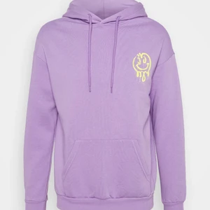 Lila hoddie  - Hej tänkte sälja min fina lila UNISEX hoddie. Använd fåtal gånger. Väldigt fin nu i höst. Säljer pga av ingen användning. Hör av dig om du har fler frågor💜💜