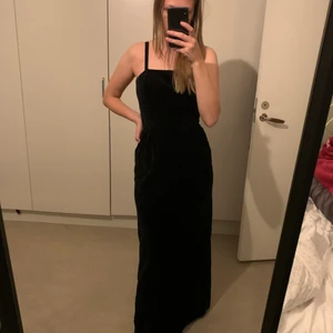 Plysch - Lång klänning med en slit där bak.  - plysch-material, köpt på beyond retro. 