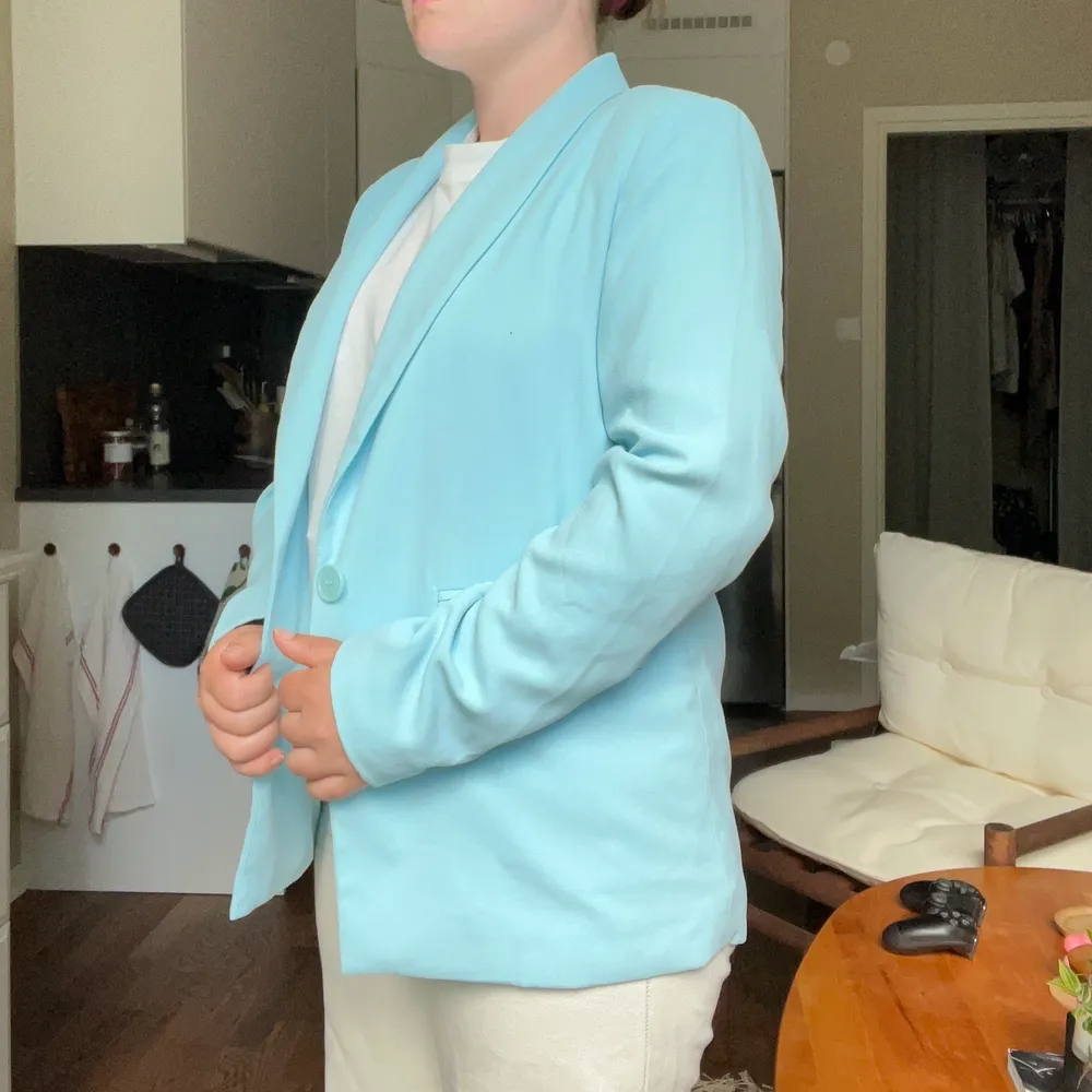 Supersnygg ljusblå blazer från Bianca Ingrossos sammarbete ihop med Nelly.com. ✨🫶🏻 Rakare modell för lite oversized kännsla men skulle säga att den är true to size. Jag är S/M. Knappt använd, så nära nyskick du kan komma! 🥳. Kostymer.