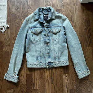 Jeansjacka Cheap Monday Strl S - Snygg jeansjacka från cheap monday, ”sliten” stil och har inga skador utöver de som ska vara där. 🤘🏻 Är något mindre i storleken (jag har S/M och den är tight på mig) och mer figurnära modell. 