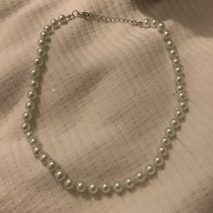 Pärlhalsband - Pärlhalsband i 10/10 skick som är justerbart i strlk använt fåtal gånger, säljer pga av att jag inte använder det, hör av dig för mer frågor😁