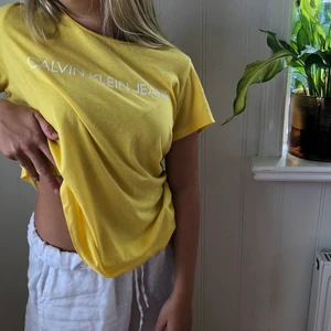 Gul Calvin Klein Jeans t-shirt stl L - Väldigt bra skick använd fåtal gånger, säljer pga att den inte kommer till användning🌸🌸⚡️