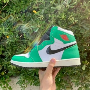 Air Jordan 1 - Helt ny. Kommer med originalkartong och fotskittarkvitto. Meddela mig om du är intresserad