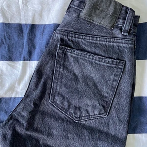Mom jeans, Pull & Bear! - Köptes i Stockholm på Pull & Bear, använt några gånger men dem är nu försmå för mig. Obs! Dssa sitter små i midjan! Dem är i nyskick, kvaliten är super. Då dem inte har använts mycket! Storlek 32. Färgen är i en urtvättad grå/svart! 💞