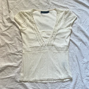 vintage y2k spets topp - drömmig spets topp från kappahl (gammal kollektion) perfekt för cottagecore/coquette stil. Strl 36/38 (s) på lapp. köparen står för frakt ❤️ Kolla gärna in mina andra annonser! 