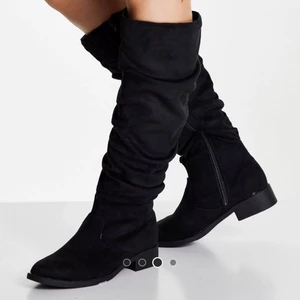Asos stövlar   - Fina stövlar/boots från asos. Helt slutsålda i storlek 37. Aldrig använda, nyskick! Märket är lipsy och nypris var 749 kr. 