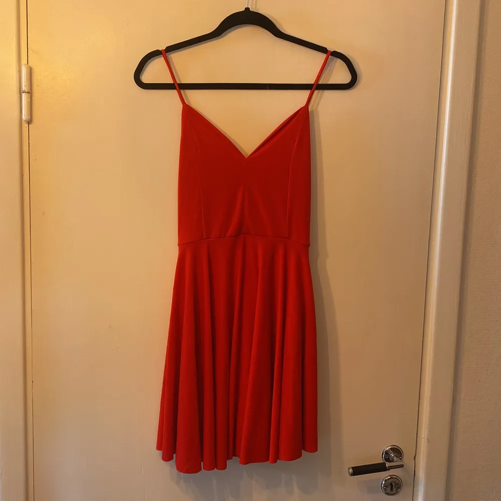 Röd klänning, korsad rygg, aldrig använd  Från bikbok strl XS passar även S. Klänningar.